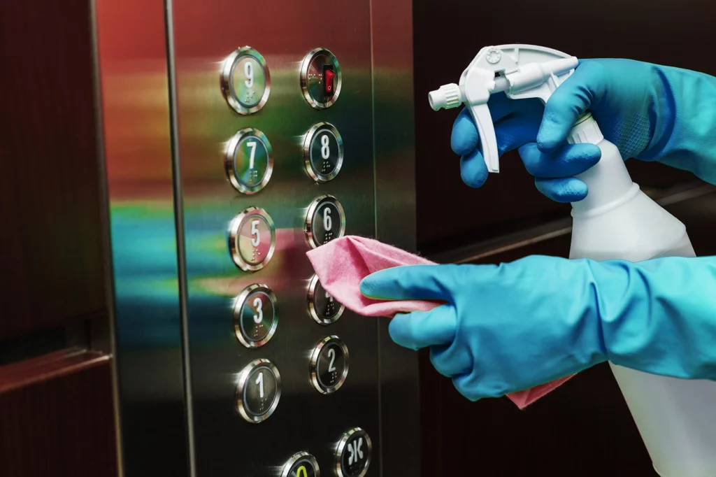 Tasten eines Aufzuges werden geputzt